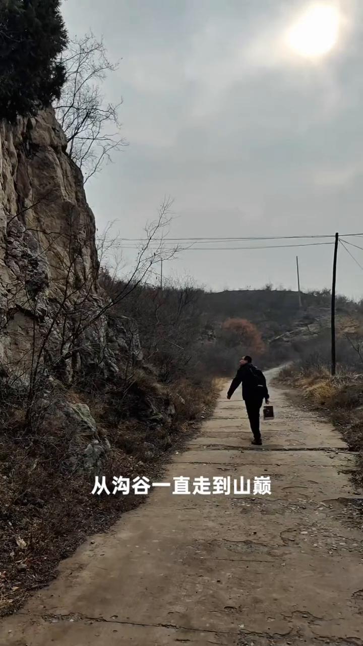 大家好，我是古山长青。和同学相约去河西爬山，我们把车停在山下，然后两人走着去爬山