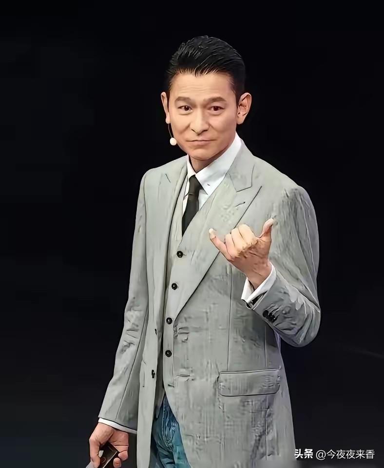 大家有没有感觉，
刘德华不太对劲，
明明他都65岁，女儿也都14岁了，居然越活越