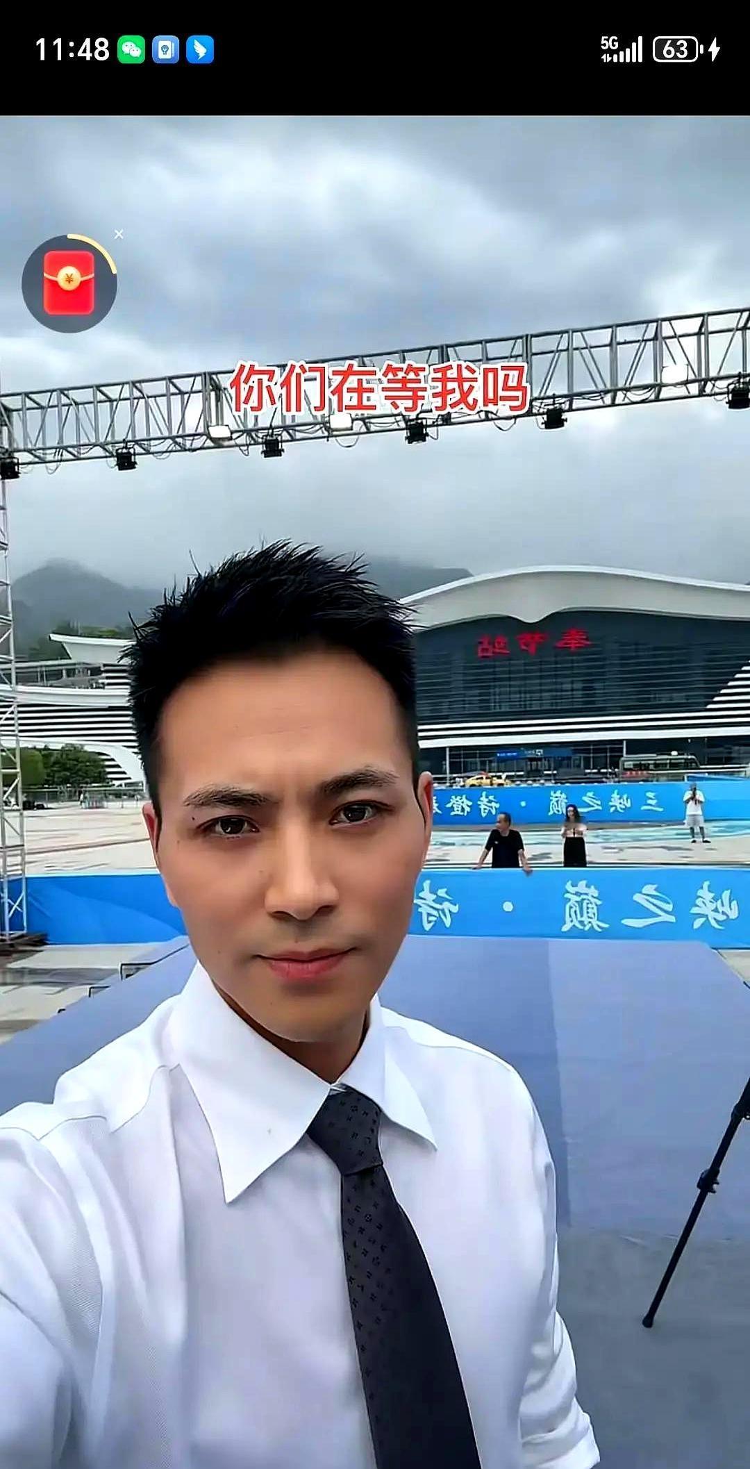 索图直播，一把将满仓和小眼妹拽进镜头，三张脸挤在一起，弹幕瞬间刷爆了。
 
一个