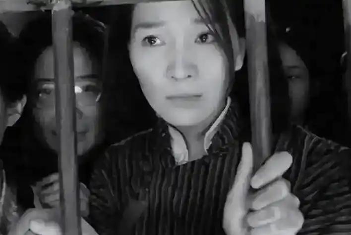 邓惠中：渣滓洞中的铁血女杰
 
下身插钢棒通电，嘴巴被钩穿，一代革命女英雄慷慨就
