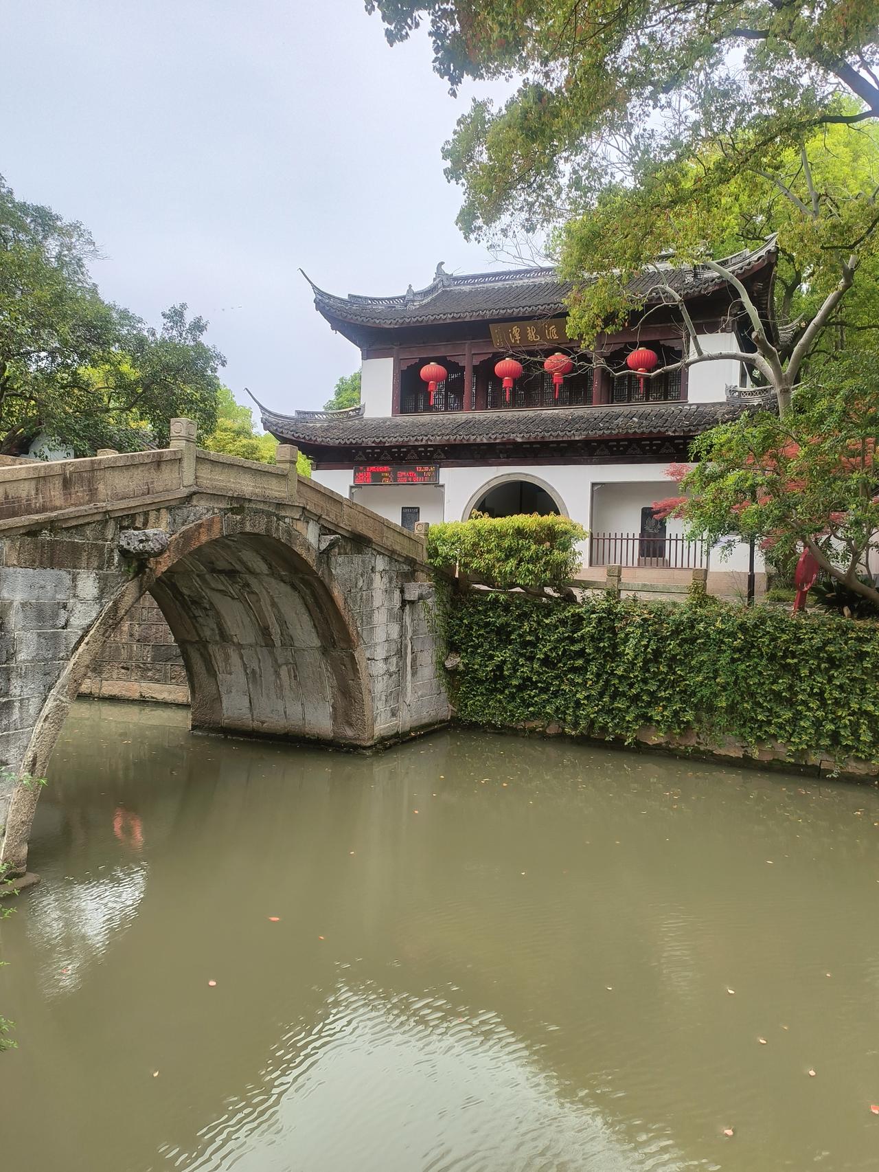 上海嘉定州桥汇龙潭公园，建于1937年，它的前身是南宋时期的春申侯庙，园内的汇龙