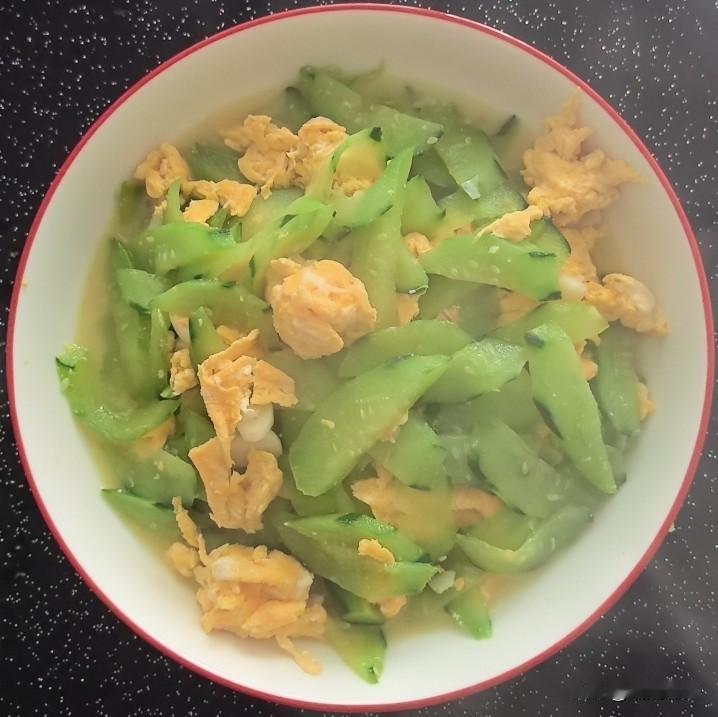 春水初生·蛋香瓜脆
热气腾腾的黄瓜🥒炒鸡蛋，蒜泥炒芦蒿，素鸡烧青菜。