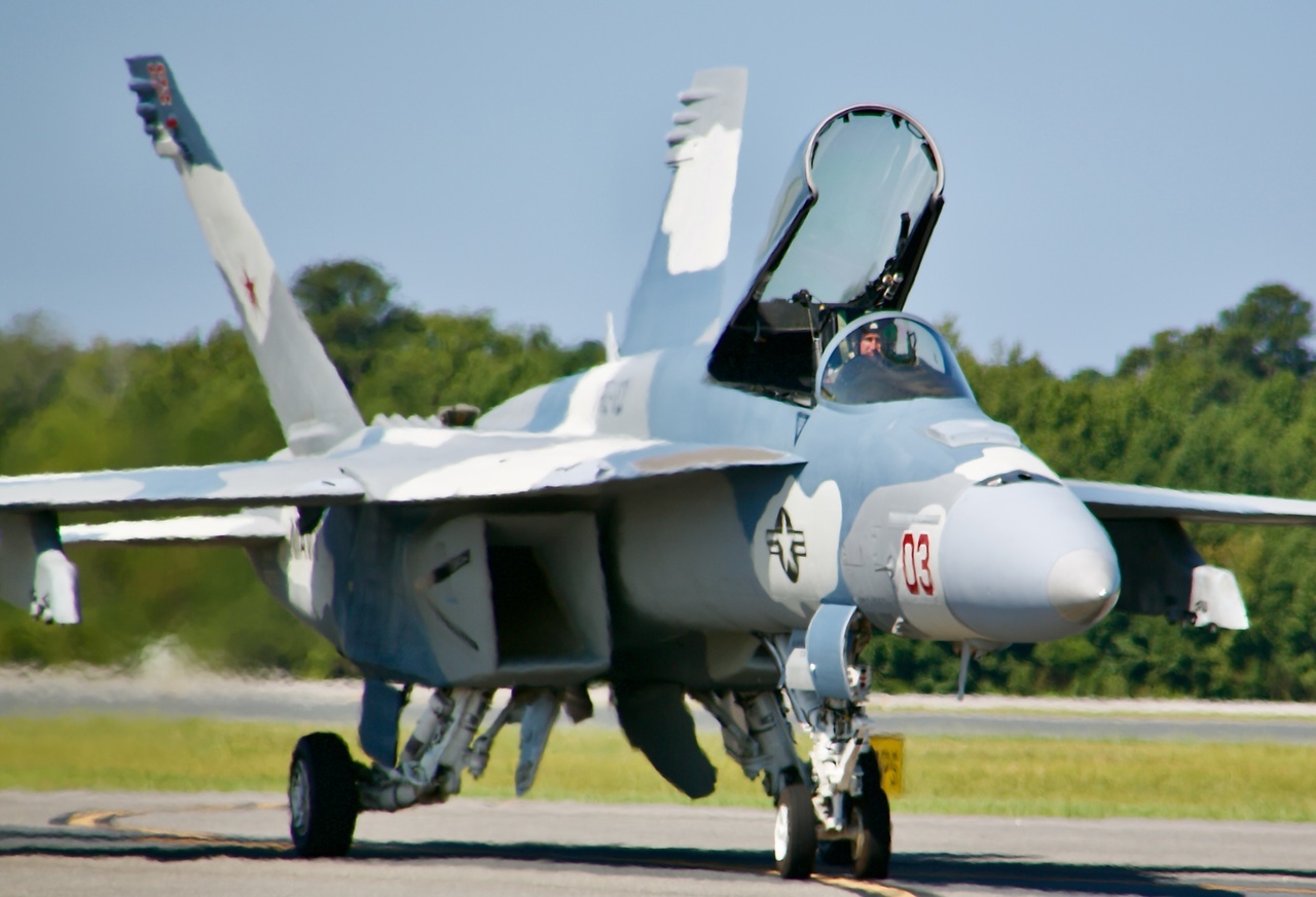 红星照我去战斗，赤化大黄蜂，美国海军那些扮演Su-27、歼-11、Su-35的“