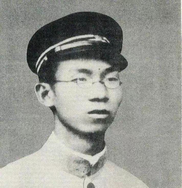 1928年，新婚不久的郁达夫和王映霞一起去看电影，郁达夫一时兴奋，竟脱下鞋子放松
