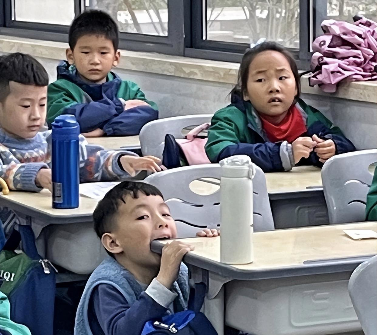 小学生的迷惑行为想对老师说这届学生真难带 ​​​