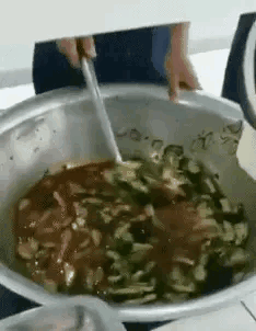 不懂就问，食堂阿姨打菜的时候，手经常会抖，是故意的吗？