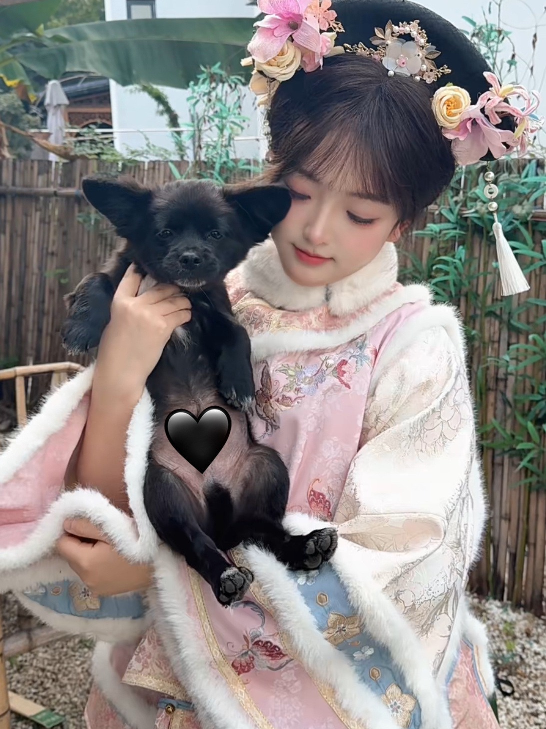 今天工作的地方看见一只小流浪狗好可爱耶天冷了大家都要多穿点哦 ​​​