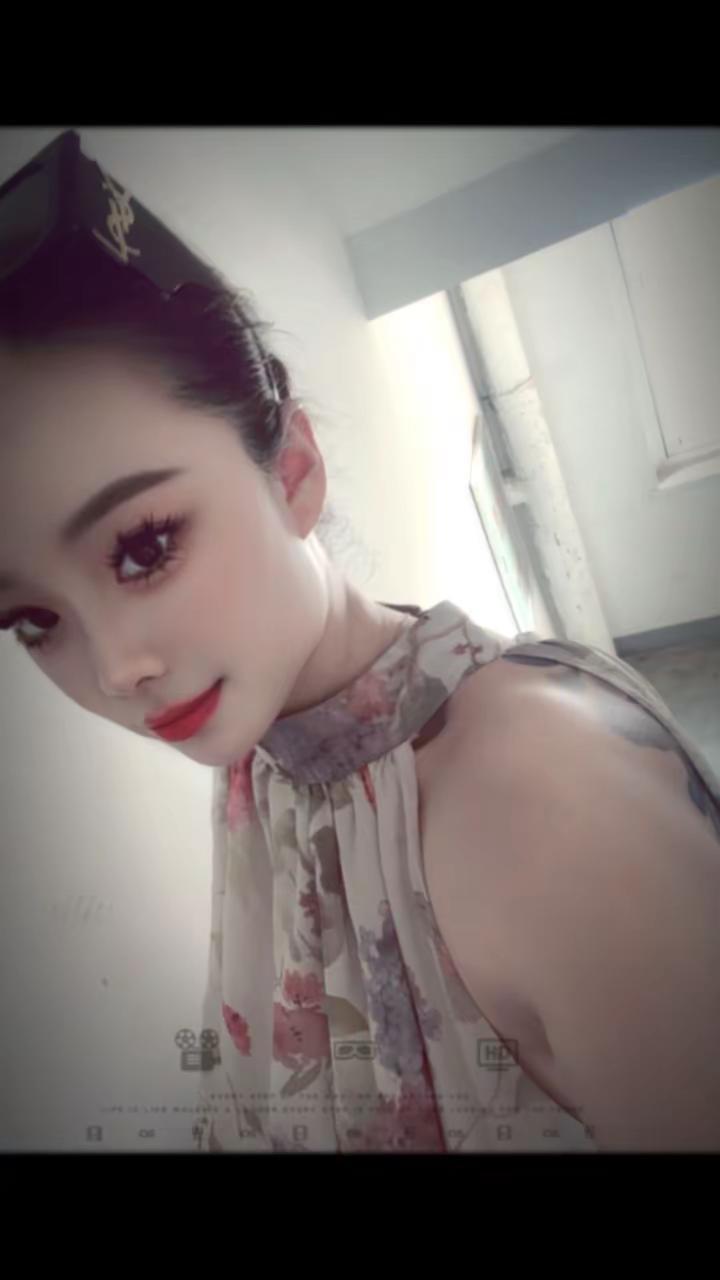 来个聊天的搭子碎花吊带穿搭日常