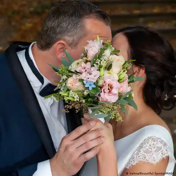 美严打“假结婚”获绿卡热点解读 据德国媒体报道，美国公民及移民服务局(USCIS