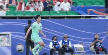 亚洲杯今日赛况:
黎巴嫩队员高抬腿踹翻戴伟浚，韩国籍主裁判高亨进视若无睹。
北京