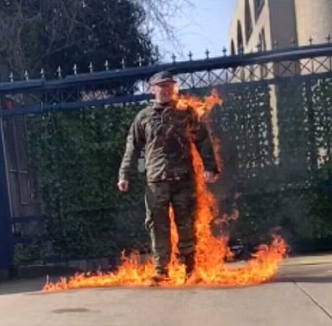前段时间美国士兵为了表达抗议，选择了在以色列大使馆门口自焚，说自己这是在用极端的