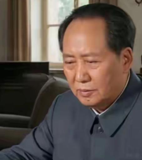 大家注意到没有？毛主席在七十岁以前，几乎没有白头发。

1949年春天，北平刚解