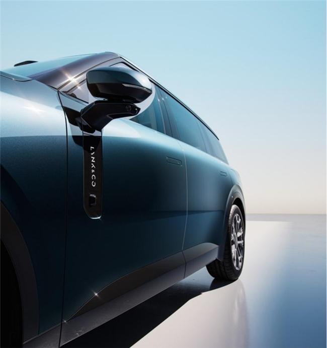 在仪式感营造方面,领克 900 车侧纵向延展的 LOGO 呼吸灯与迎宾灯融合,理