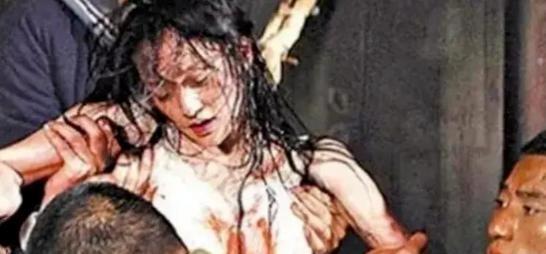 1942年，日寇把姜文珊和姜英珊绑在木桩上，无耻地撕开她们的衣服，轮番凌辱，她们