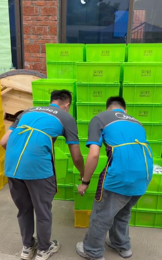 村里免费装排污管道，美的连夜送空调，政企社合力守护小店，太暖了。 ​​​