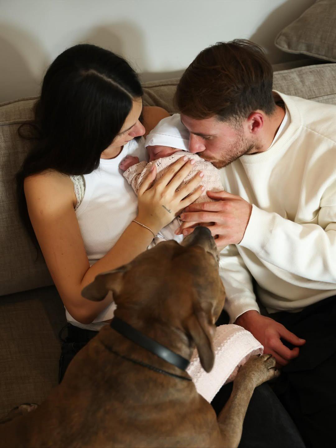 恭喜麦卡喜当爹💕麦卡利斯特在社交媒体上分享道，经过18个小时的阵痛，他和Ail