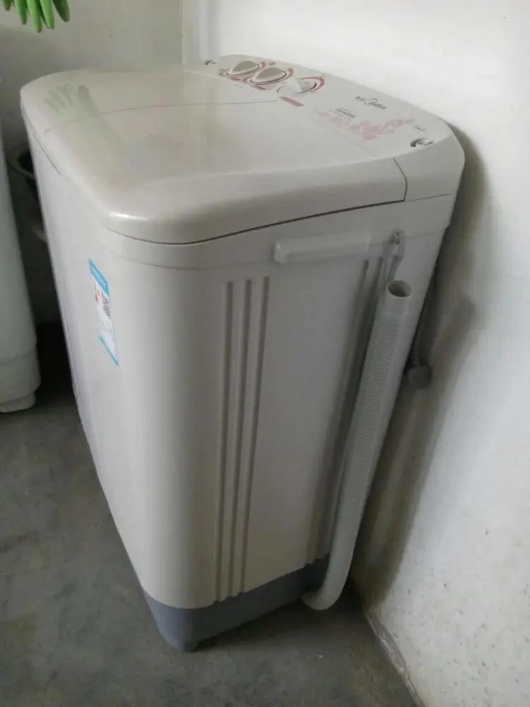 记得90年代末，我家第一台美的双桶洗衣机可是个“大件”，洗一次衣服得手动换水，脱