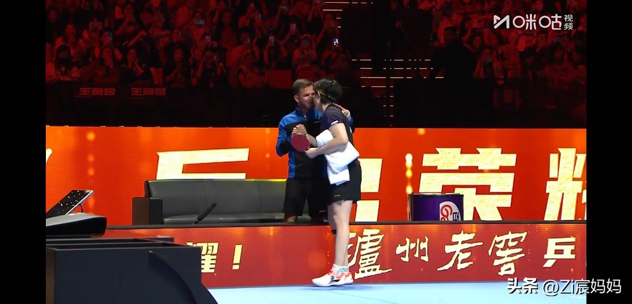 又看到赛场王楚钦的对手以及对手的教练在打完球以后抓着楚钦说话了，
今天王楚钦与达