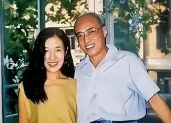 1984年，27岁的新华社女记者，非要嫁给63岁的头发花白的老头，父母骂她疯了，