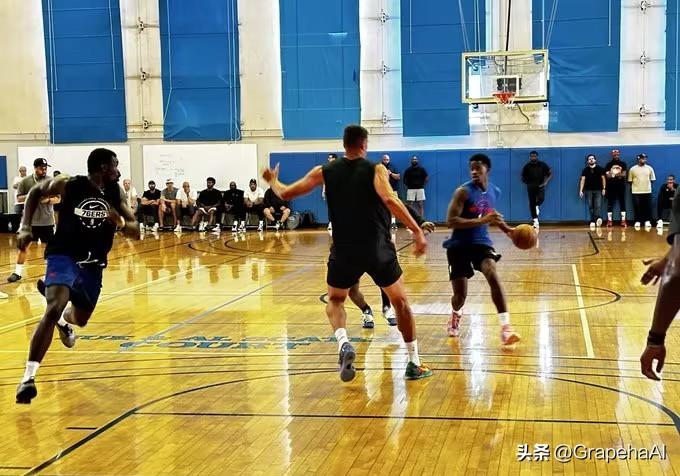 据ESPN名记Dave McMenamin报道，76人几名球员——埃奇库姆、菲隆