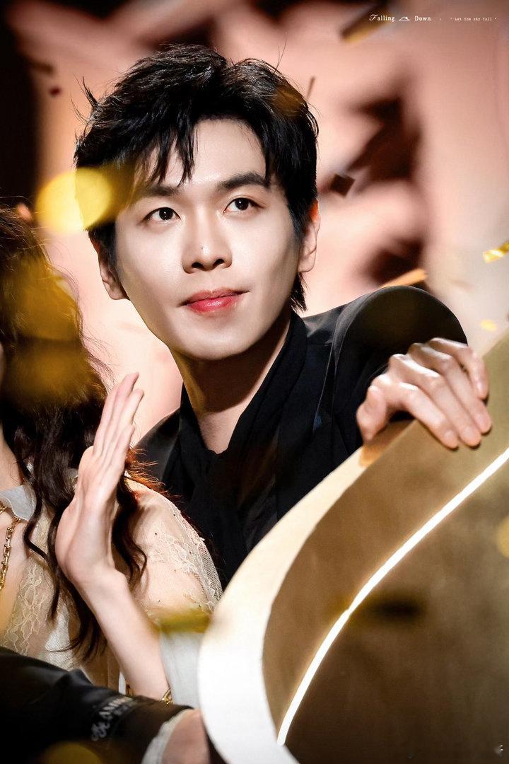 张若昀手一背就开始演起来了 这个张若昀真的天生吃这碗饭的。被cue到的时候，身体