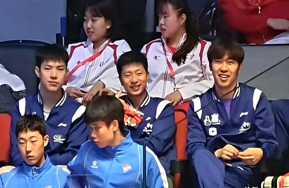 终于知道刚刚王楚钦VS林高远打球时候，王楚钦为啥一直往看台上看，当时就好奇看台上