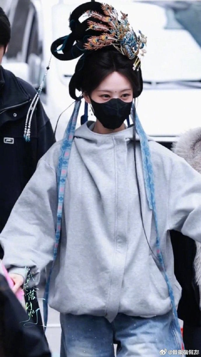 李一桐孔雀点翠温婉大气 李一桐《金枝》新造型路透，孔雀点翠设计超用心，温婉又大气