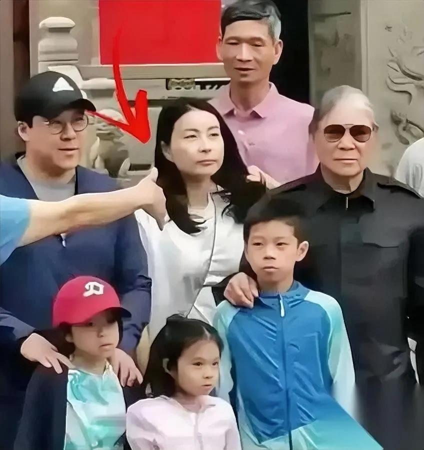 霍启刚：郭晶晶改变了霍家

豪门阔太到底做了啥？

镜头里，她抱着孩子挤经济舱，