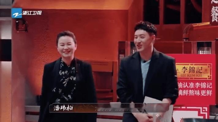 潘玮柏进厨房像回家一样 没想到有一天能看到潘帅在厨综里“巡视”，那自在的模样，真