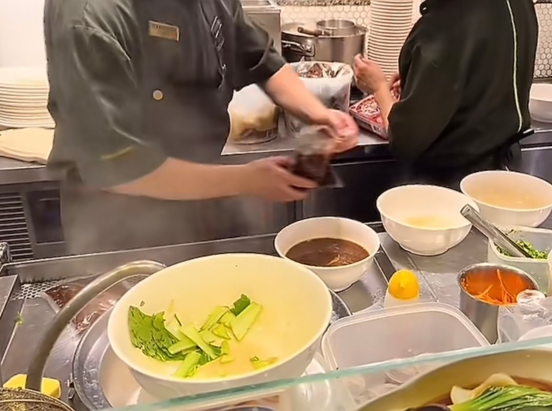 和府捞面 只有面现煮预制了，但又没完全预制，因为面确实是现煮的。如果售价十来块其