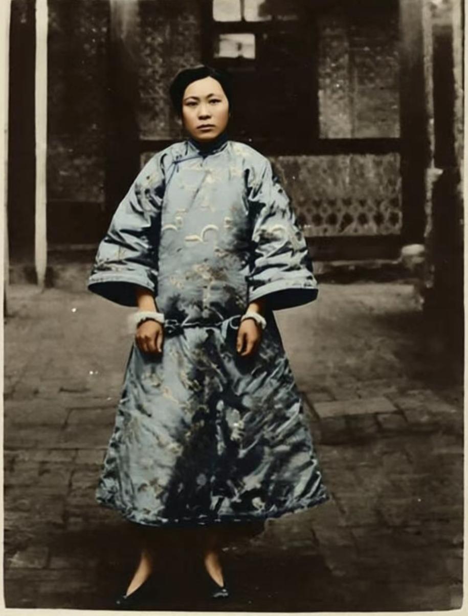 岁的女匪首驼龙（原名张素贞）落网，这是她在沈阳行刑前拍摄的照片。行刑前她特地穿了