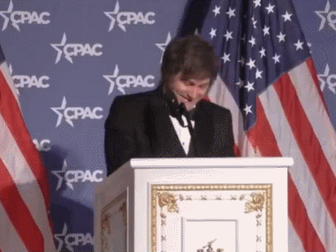 【获得400亿美元援助后阿根廷总统开心跳起特朗普舞】
当地时间11月9日，阿根廷