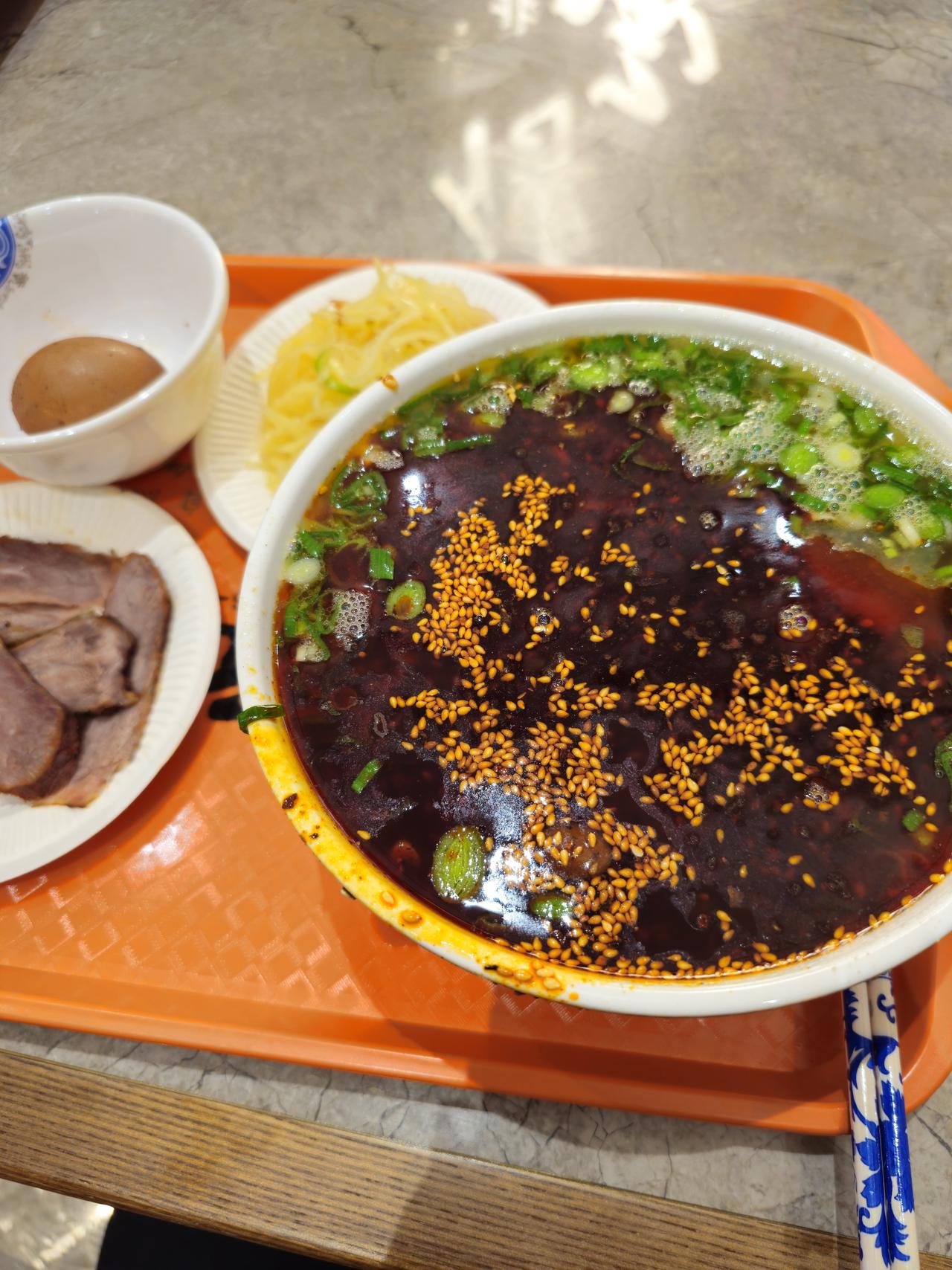 终于吃到正宗的牛肉面啦！
前几天听甘肃的同事说
兰州本土的牛肉面品牌开到杭州了