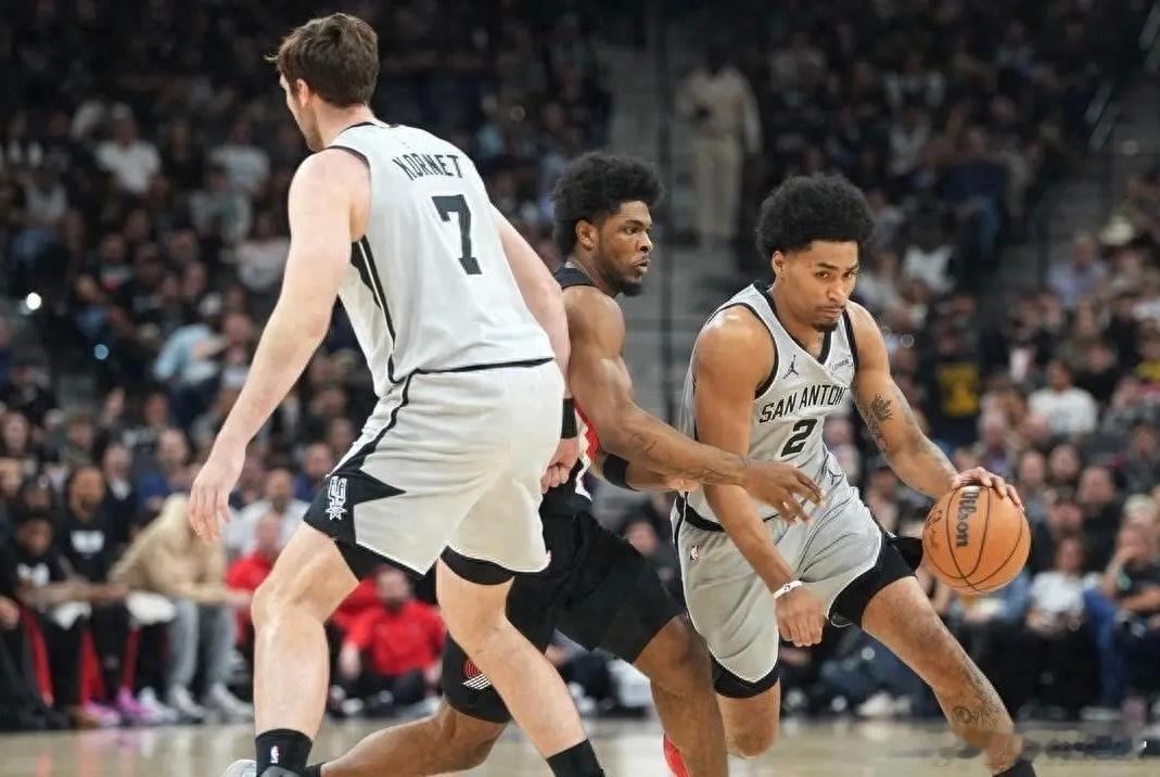 开拓者vs马刺NBA常规赛迎来尾声阶段的比赛，开拓者本赛季倒数第3场较量，对手是