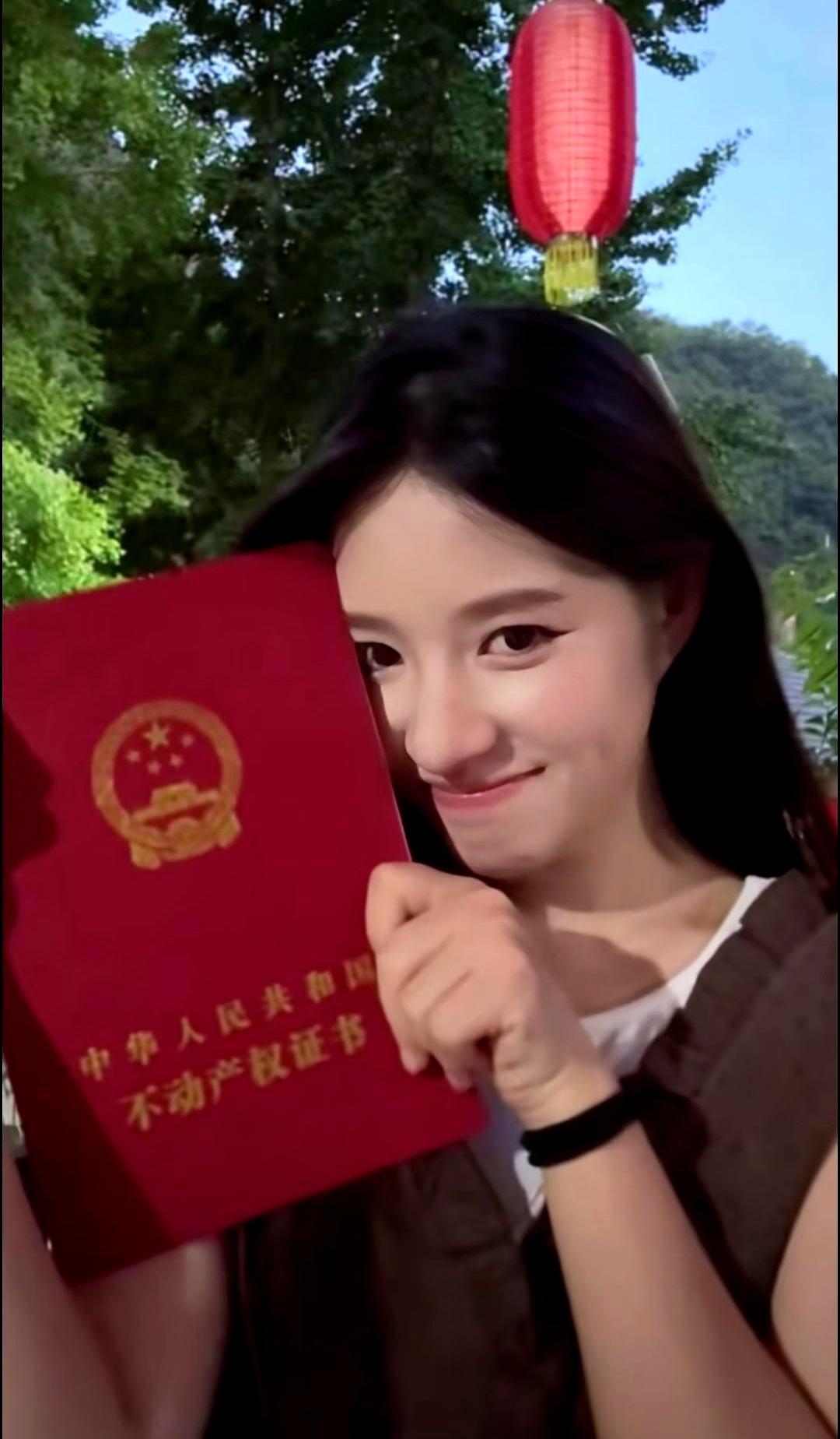 谁说离过婚的女人就遇不到纯爱战神？
直接砸一套两百多平的房子当怀孕礼物，房产证还