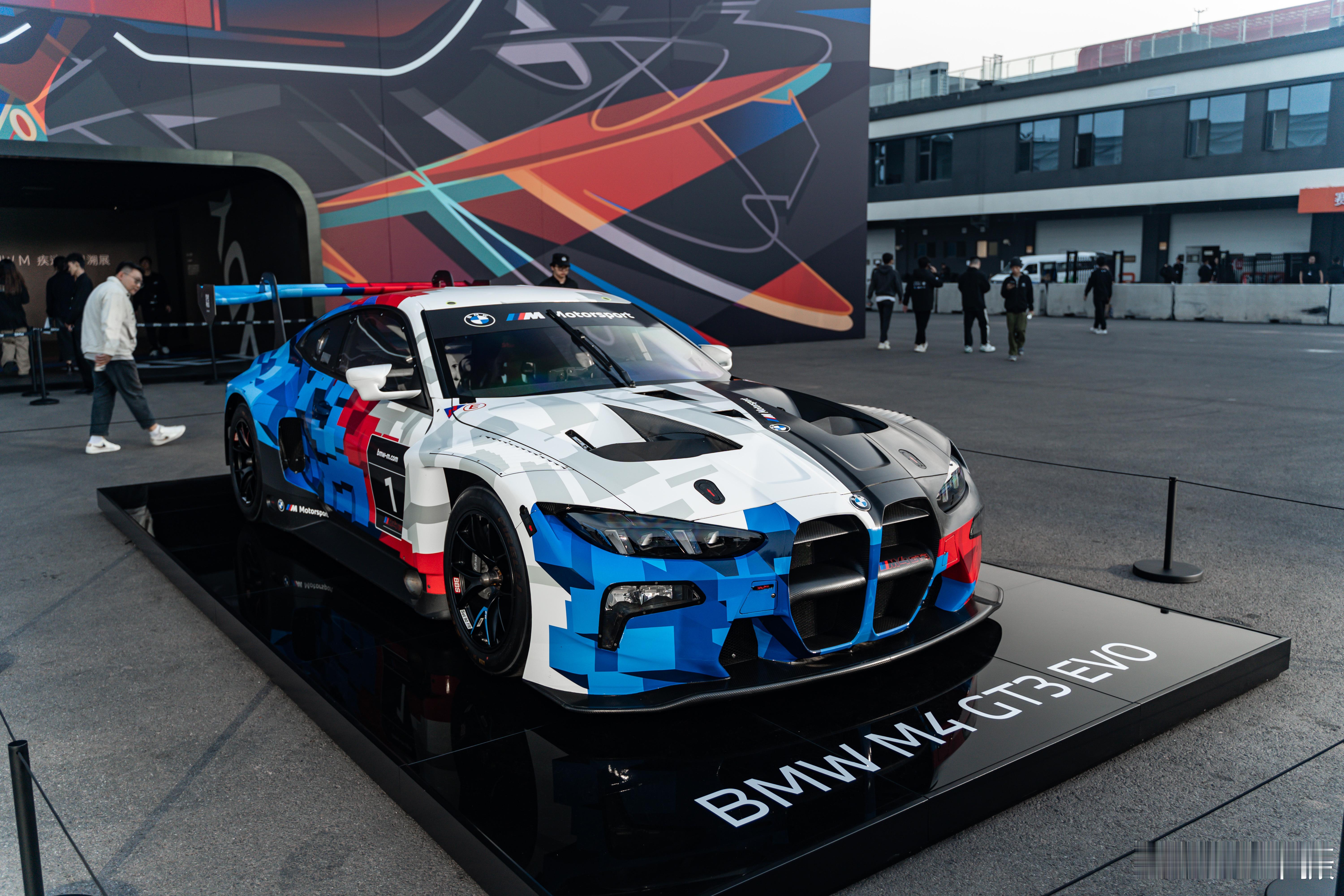 BMW M4 GT3 EVO”2024年初BMW的M4公路版进行了中期改款。现在