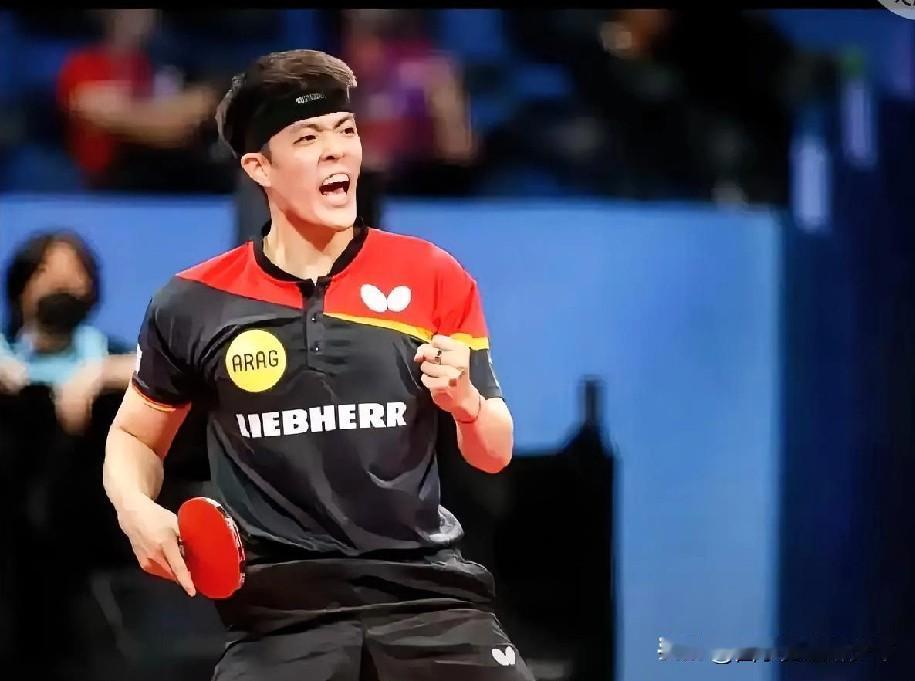 乒乓球香港总决赛男单首轮，邱党VS艾利克斯•勒布伦。
  这是一场势均力敌的的经