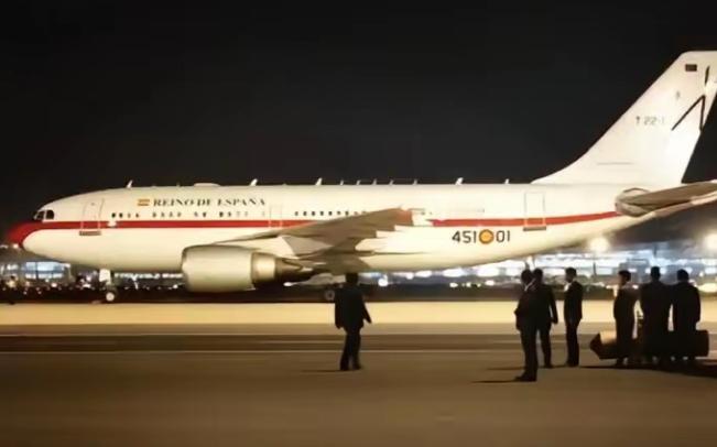 没红地毯，没仪仗队，西班牙首相脸都绿了。当地时间5月3日，西班牙首相桑切斯坐着专