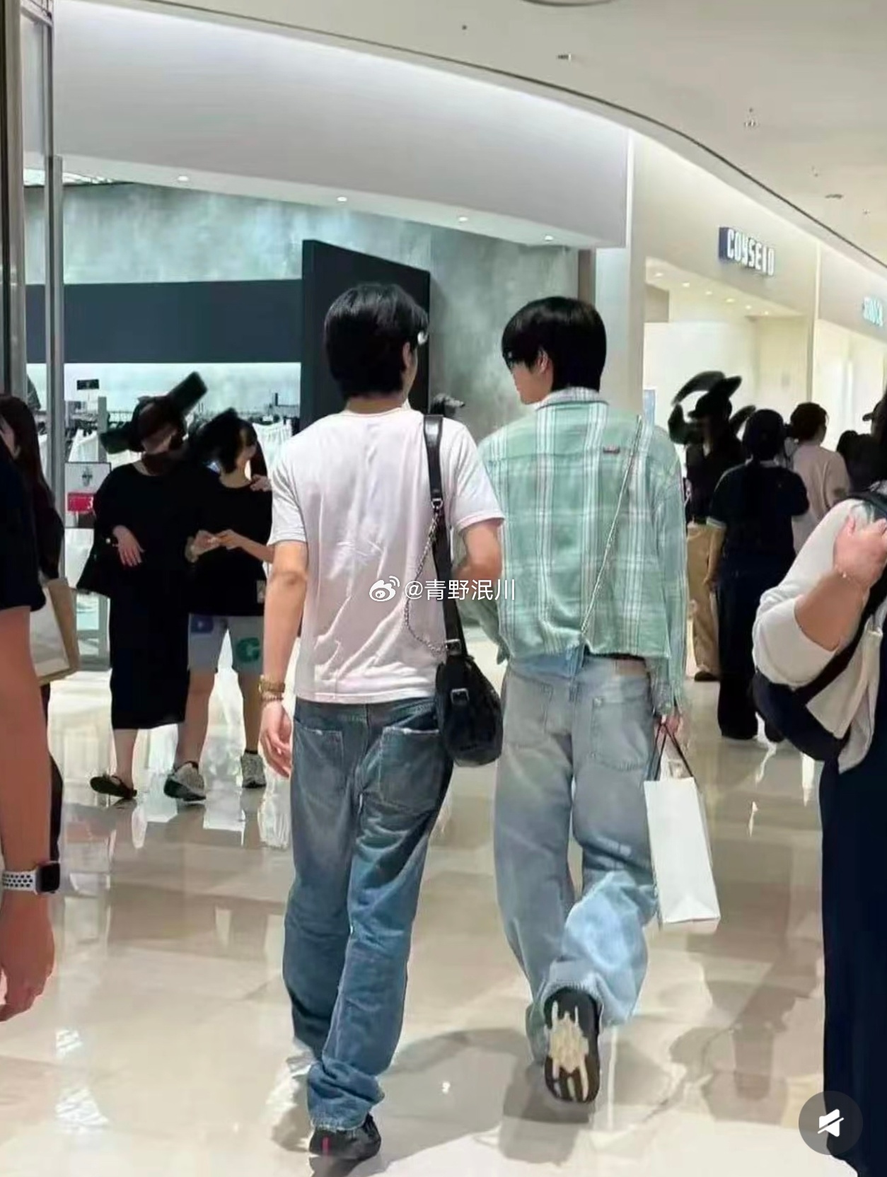 和男朋友一起去逛街 他走在前面不等我怎么办 