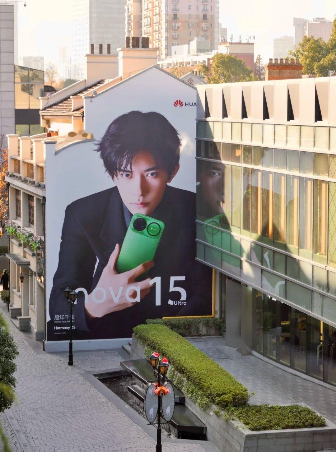 易烊千玺墙体地广 路过直接被帅晕！巨型颜值暴击谁顶得住啊 这波地广含金量直接拉满