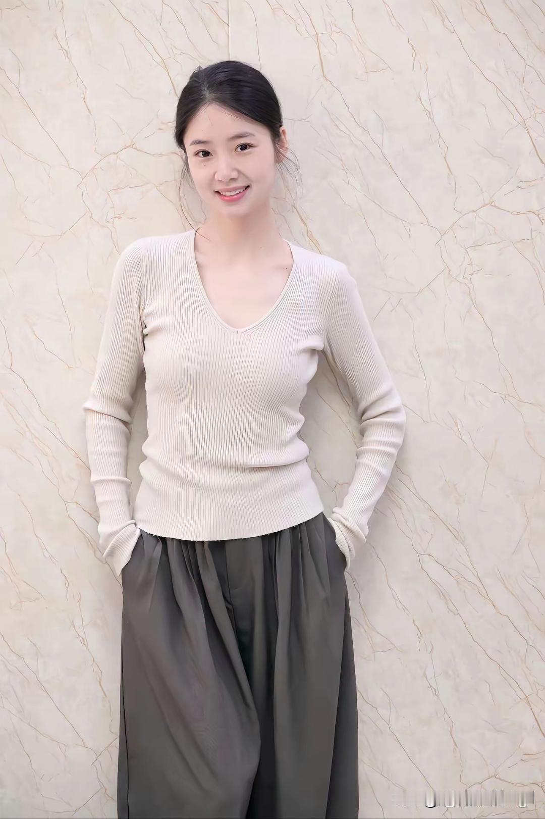 秋天到了，毛衣配裙子的季节又来啦！温柔米色毛衣搭配高腰灰色长裙，简直是秋冬绝配。