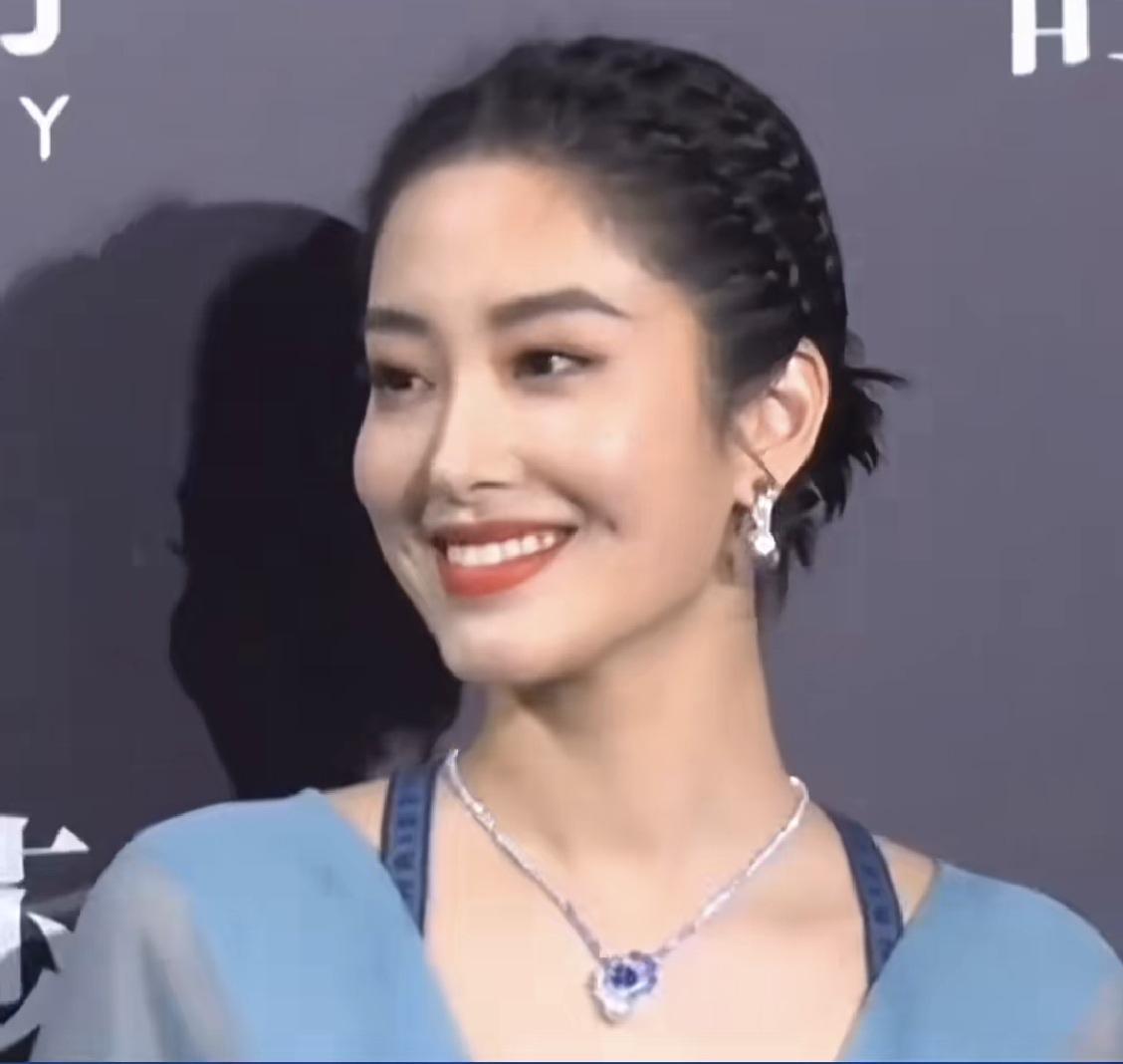 这个演员明眸皓齿，脸上一对小酒窝，漂亮妩媚。

最早看见她是在电影《芳华》中，冯