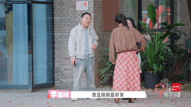 李嘉琦把整蛊玩成福利了成员间没有刻意设计的互动剧本，任务随心变化的过程，展现出自