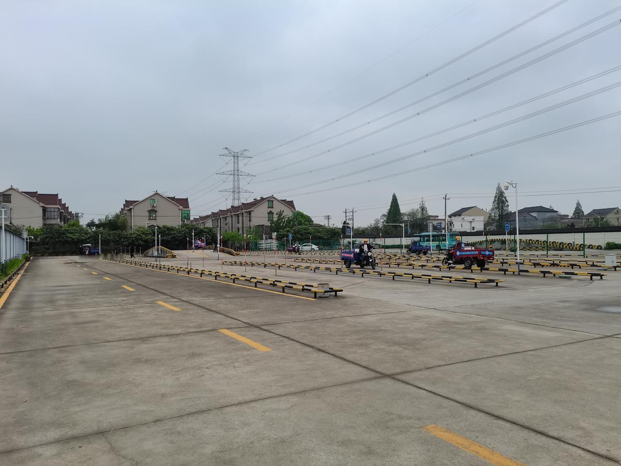 我真是没事找罪受啊！
预约了15号考科目二和科目三，
昨天下雨去练车，
大姨妈第