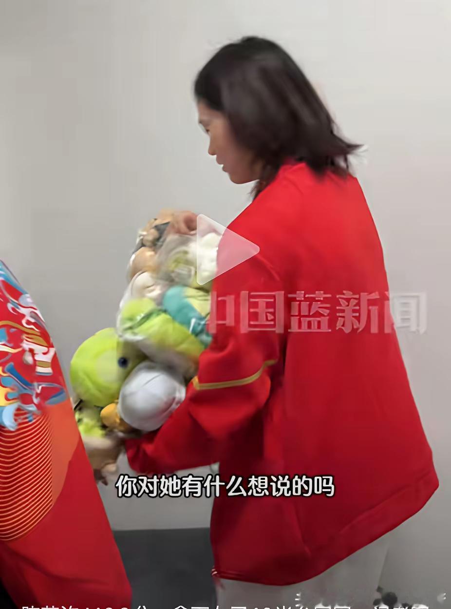 刚被记者偶遇的婵宝，怀里抱着一大包礼物急匆匆下楼，听到喊名字立马脆生生应了声“哎