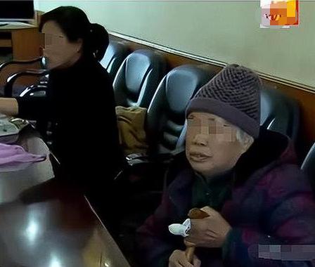 江苏，大女儿将9旬父母送到护理院，不料，母亲摔伤，换了股骨头，老两口对大女儿有怨