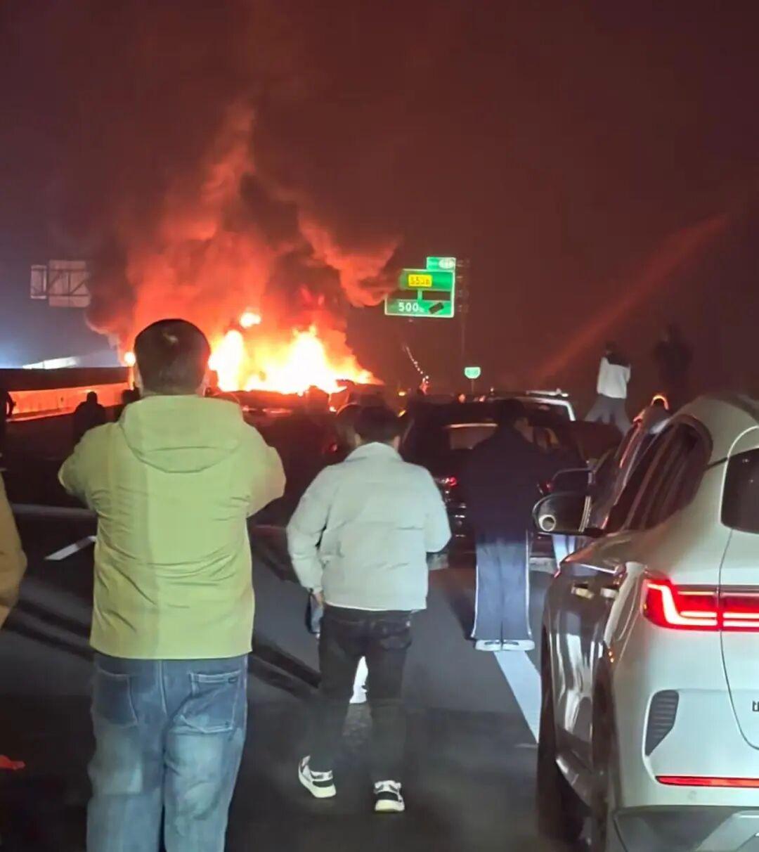 醴娄高速12车起火事故总结
 
1. 事故基本信息：2026年1月10日23时2