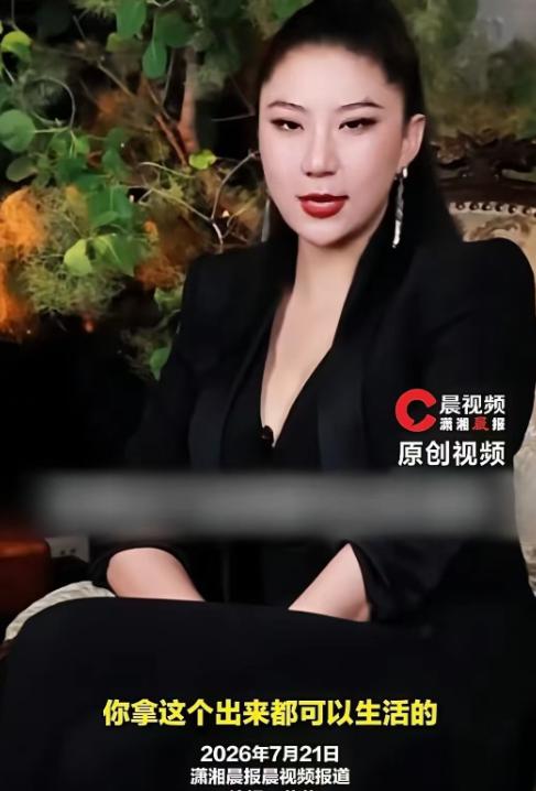 coco说：谢贤先是跟我说上海房地产很好，建议我买房；后来就跟我讲黄金很好，我每