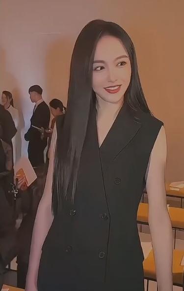 感觉唐嫣永远都那么漂亮迷人，一脸幸福的样子。岁月没有在她脸上留下一丝痕迹，妥妥的