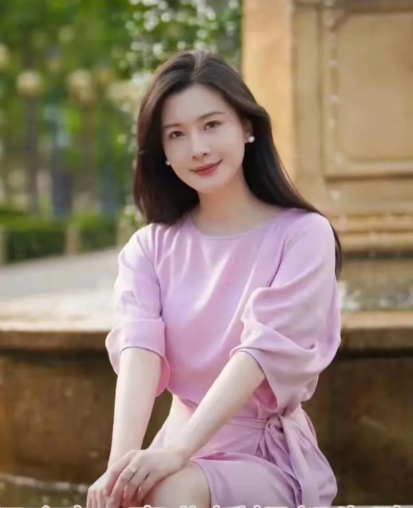 在小镇上，有一对夫妻，杰克和莉莉，他们的故事似乎验证了那句传言。杰克好吃懒做，而